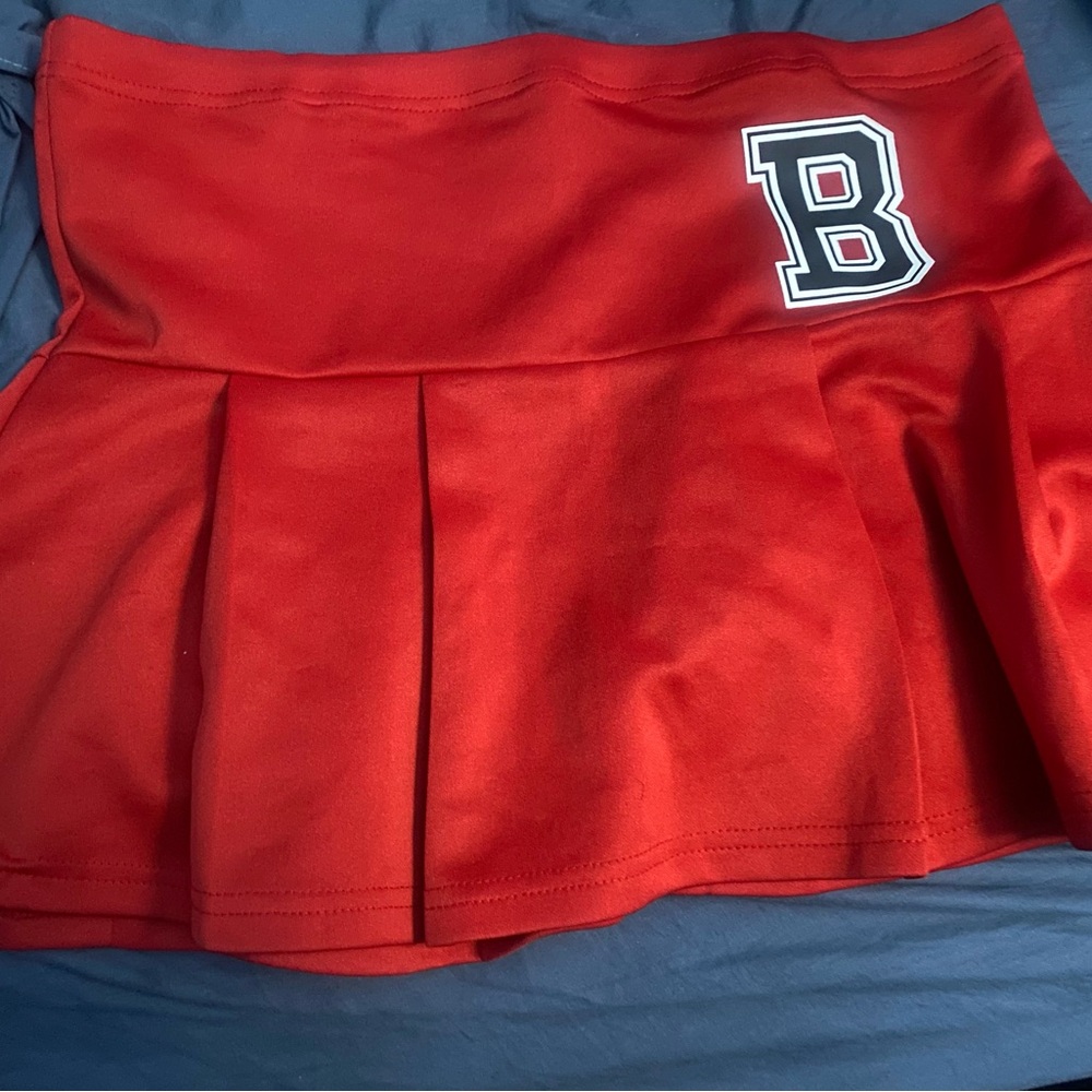 B patch pleated mini skirt